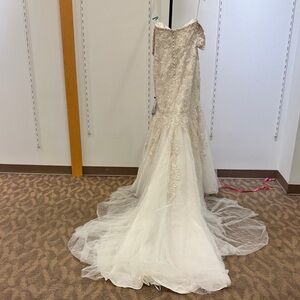 Essence of Australia Wedding Gown | Size 12 | Sleeveless or With Sleeves